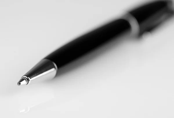 Tükenmez kalem beyaza izole edildi — Stok fotoğraf