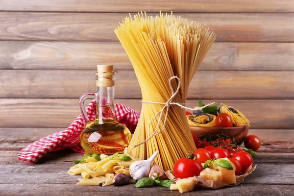 Pasta med körsbärstomater och andra ingredienser på trä bakgrund — Stockfoto