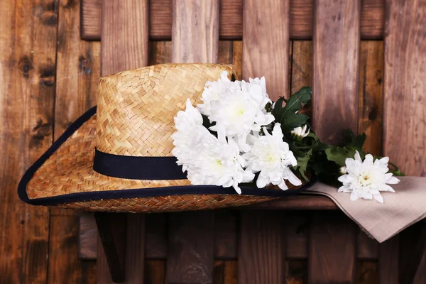 Hat with flowers on wooden background — Stock Photo, Image