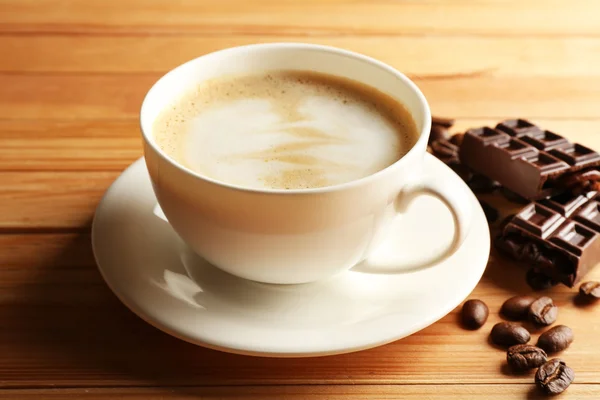 Cup 的咖啡拿铁艺术与粮食和巧克力对木制背景 — 图库照片