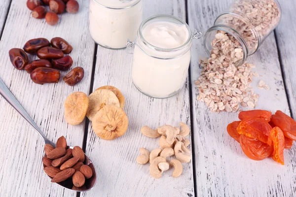 ドライ フルーツとナッツ色の木製の背景に健康的な朝食 — ストック写真