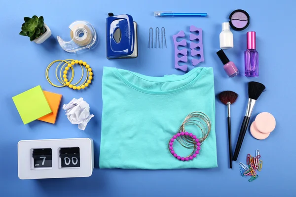 Ropa femenina moderna y accesorios sobre fondo de color —  Fotos de Stock