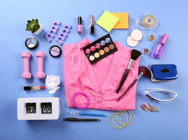 Ropa femenina moderna y accesorios sobre fondo de color — Foto de Stock