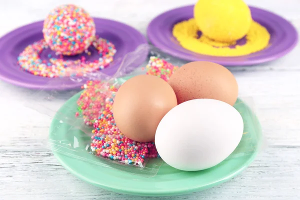 Ahşap masa, closeup üzerinde renkli boncuklar ile dekorasyon Paskalya yumurtaları — Stok fotoğraf