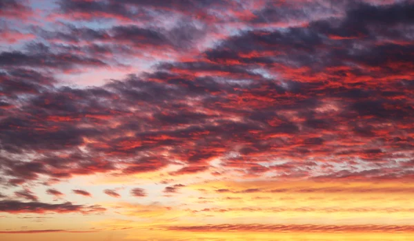 Prachtig uitzicht op de zonsondergang bewolkte hemel — Stockfoto