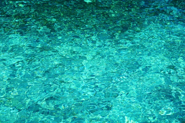 Vista de las hermosas aguas azules del océano en el resort — Foto de Stock