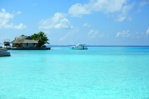 Widok piękny niebieski ocean wody w Baros Maldives — Zdjęcie stockowe