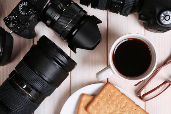 안경, 컵 커피와 쿠키 나무 테이블에 현대 카메라 상위 보기 — 스톡 사진