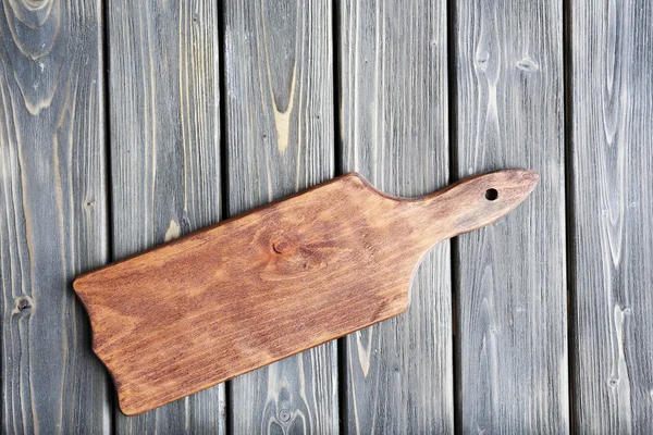 Tabla de cortar sobre fondo de madera — Foto de Stock