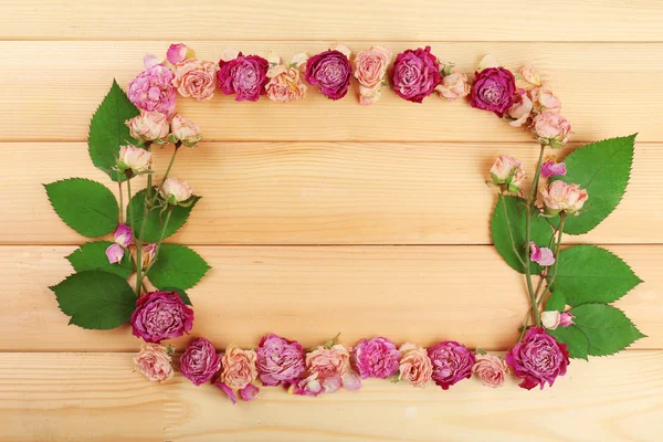 Rahmen aus schönen trockenen Blumen auf Holzgrund — Stockfoto