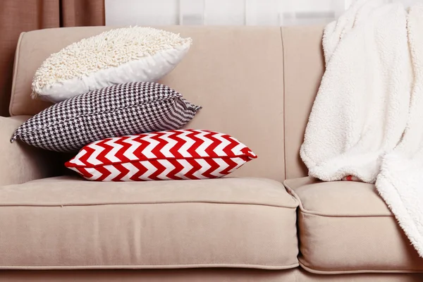 Soffa med färgglada kuddar i rum — Stockfoto