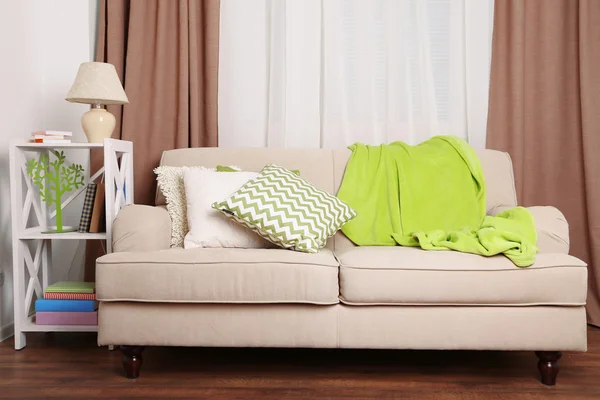 Sofá com travesseiros coloridos no quarto — Fotografia de Stock