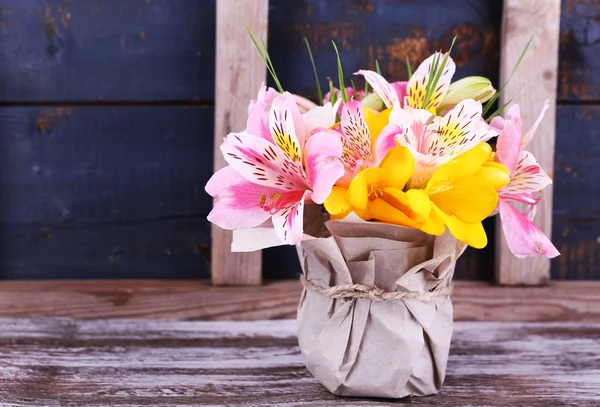 Hermosas flores en jarrón sobre fondo de madera —  Fotos de Stock