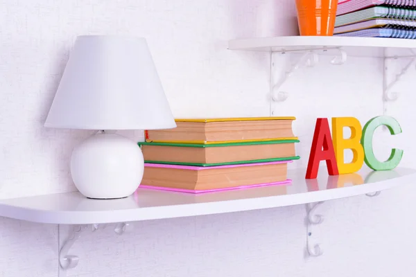 Estantes con papelería en la habitación de los niños de cerca —  Fotos de Stock