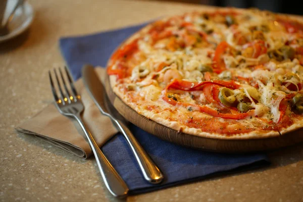 Heerlijke pizza op tafel close-up — Stockfoto