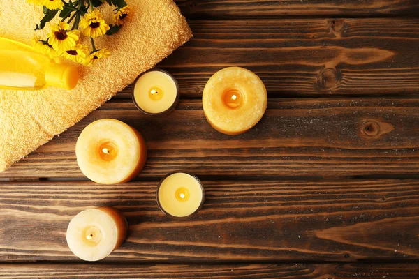 Toalha macia com velas na mesa de perto — Fotografia de Stock