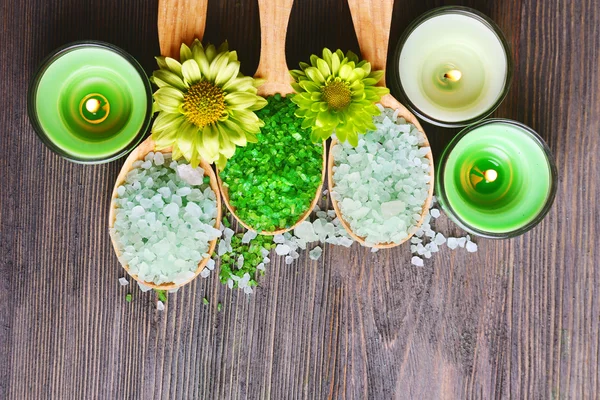 Schöne Komposition mit Meersalz in Kochlöffeln und Blumen auf dem Tisch aus nächster Nähe — Stockfoto