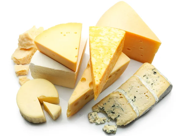 Verschiedene Käsesorten isoliert auf weiß — Stockfoto