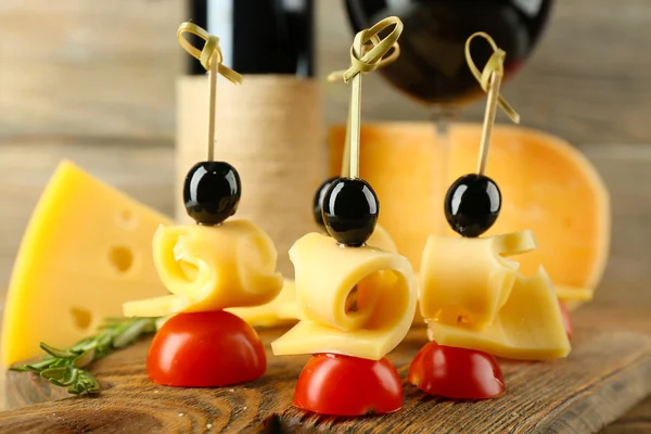 Cheese canapes with wine on table close up — Stock Photo, Image