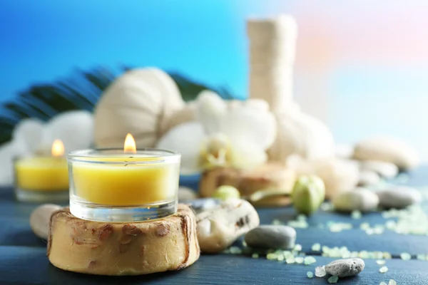 Stilleben med vackra blommande orkidé blomma, spa-behandling på träbord, på ljus bakgrund — Stockfoto