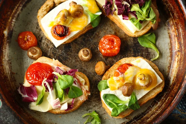 Sabrosos sándwiches en la sartén vieja, de cerca — Foto de Stock