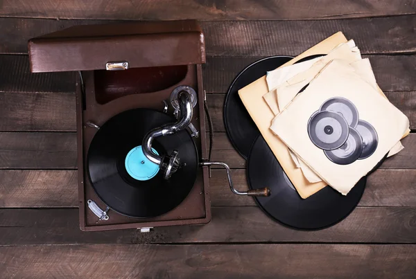 Gramophone dengan piringan hitam di atas meja kayu, tampilan atas — Stok Foto