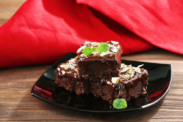 Deliciosos pasteles de chocolate en el plato en primer plano de la mesa — Foto de Stock