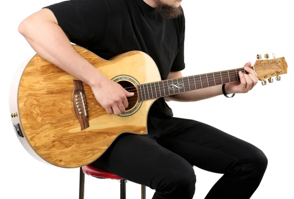 Giovane uomo che suona la chitarra acustica isolato su bianco — Foto Stock