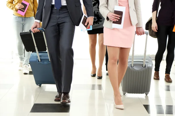 Personas con maletas en el aeropuerto — Foto de Stock