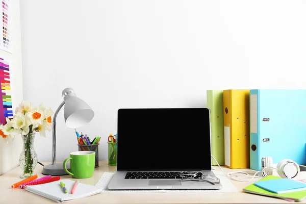 Lugar de trabajo con portátil, primer plano — Foto de Stock