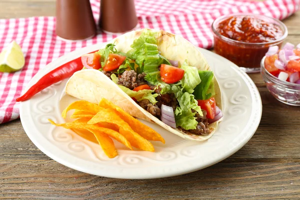 Mexikanisches Essen Taco im Teller auf Holztisch, Nahaufnahme — Stockfoto