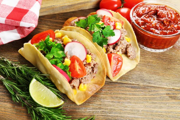 Mexikansk mat Tacos på träbord, närbild — Stockfoto