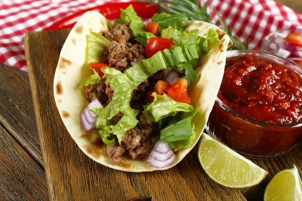 Comida mexicana Taco em tábua de corte de madeira, close-up — Fotografia de Stock
