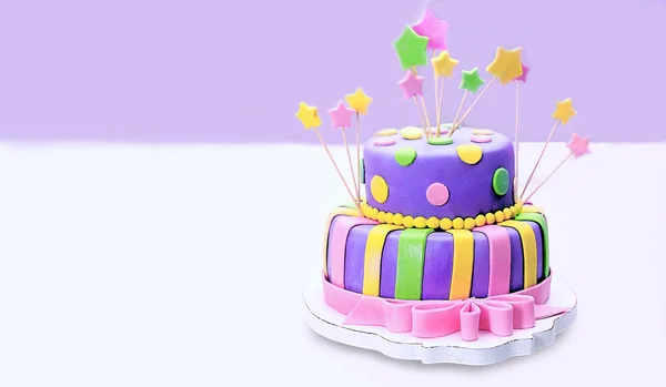 Delicioso bolo de aniversário na mesa — Fotografia de Stock