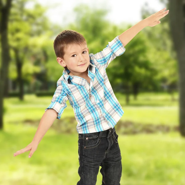 Kleine jongen op aard achtergrond — Stockfoto