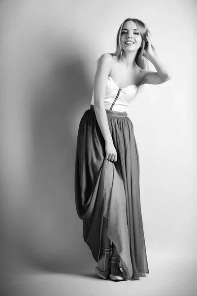 Экспрессивная молодая модель, черно-белое фото — стоковое фото
