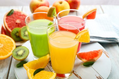 Ahşap masa üzerinde meyve ile taze meyve suları