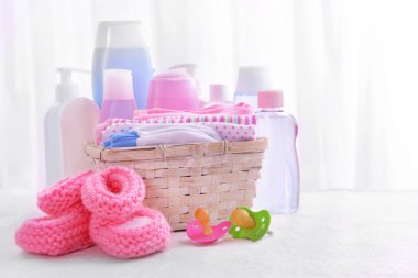 tablo üzerinde açık renkli bebek aksesuarları