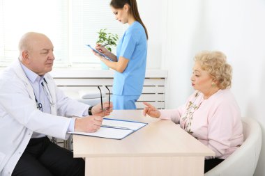 Mutlu doktor ve hastane Kliniği hastada