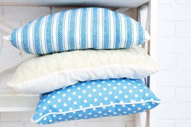 Raf üzerinde duvar arka plan dekoratif yastıklar