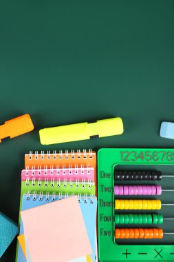 Blackboard arka plan üzerinde parlak okul malzemeleri