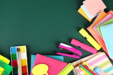 Blackboard arka plan üzerinde parlak okul malzemeleri