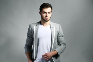 gri zemin üzerine genç adam