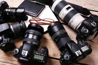 ahşap masa, closeup üzerinde modern kameralar ile natürmort