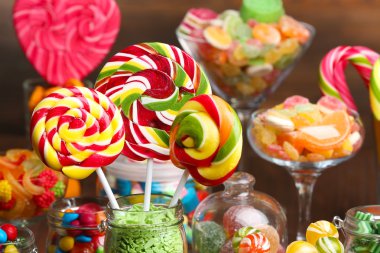 kavanoz masada ahşap arka plan üzerinde renkli şekerler