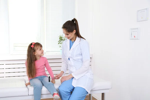 Маленькая девочка и молодой врач в больнице — стоковое фото