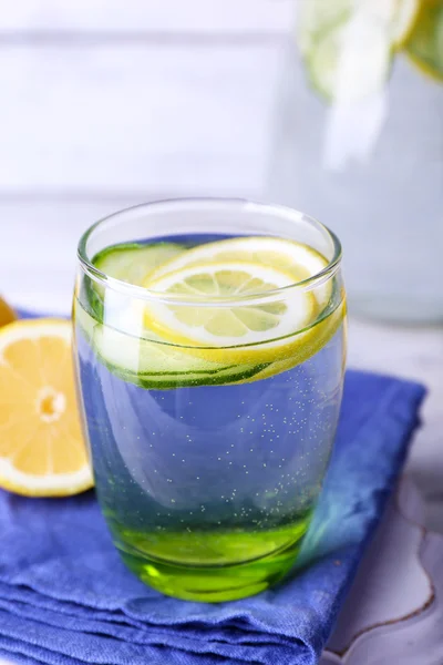 Friskt vatten med citron och gurka i glas på träbord, närbild — Stockfoto