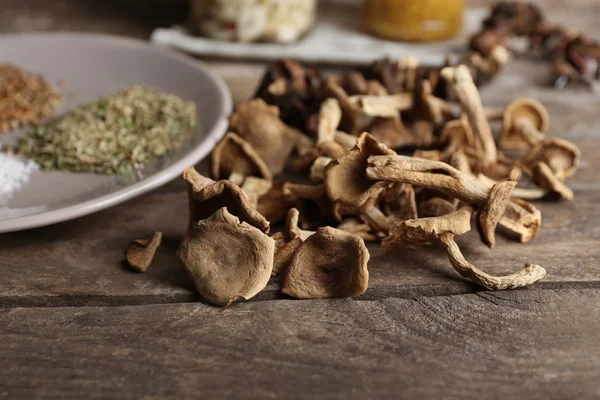 Torkad svamp med kryddor på träbord, närbild — Stockfoto