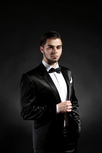 Elegante hombre de traje sobre fondo oscuro —  Fotos de Stock