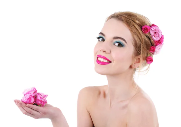 Retrato de mujer joven con flores en pelo aislado sobre blanco — Foto de Stock